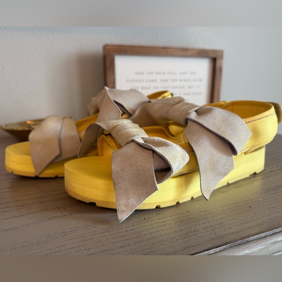 Stylish Yellow sandals with distressed Bow Accents - Picture 1 of 5